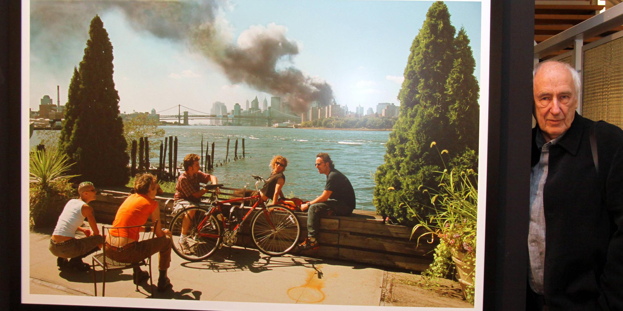 Thomas Höpker, 85. Geburtstag am 10. Juni Fotograf Thomas Hoepker neben einem 9/11-Foto anlässlich einer Ausstellung seiner Bilder in Erfurt
