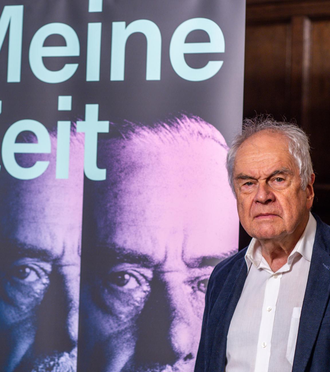 Frido Mann, der Enkel des Literaturnobelpreisträgers Thomas Mann, und Caren Heuer, die Direktorin des Buddenbrookhauses, stehen bei einem Fototermin vor dem Festakt der Stadt Lübeck zum 150. Geburtstag von Thomas Mann in der Aegidien Kirche neben einem Aussteller für die Sonderausstellung. Zum 150. Geburtstag von Thomas Mann gibt es einen Festakt und es wird die Ausstellung mit dem Titel «Meine Zeit. Thomas Mann und die Demokratie» des Buddenbrookhauses eröffnet.