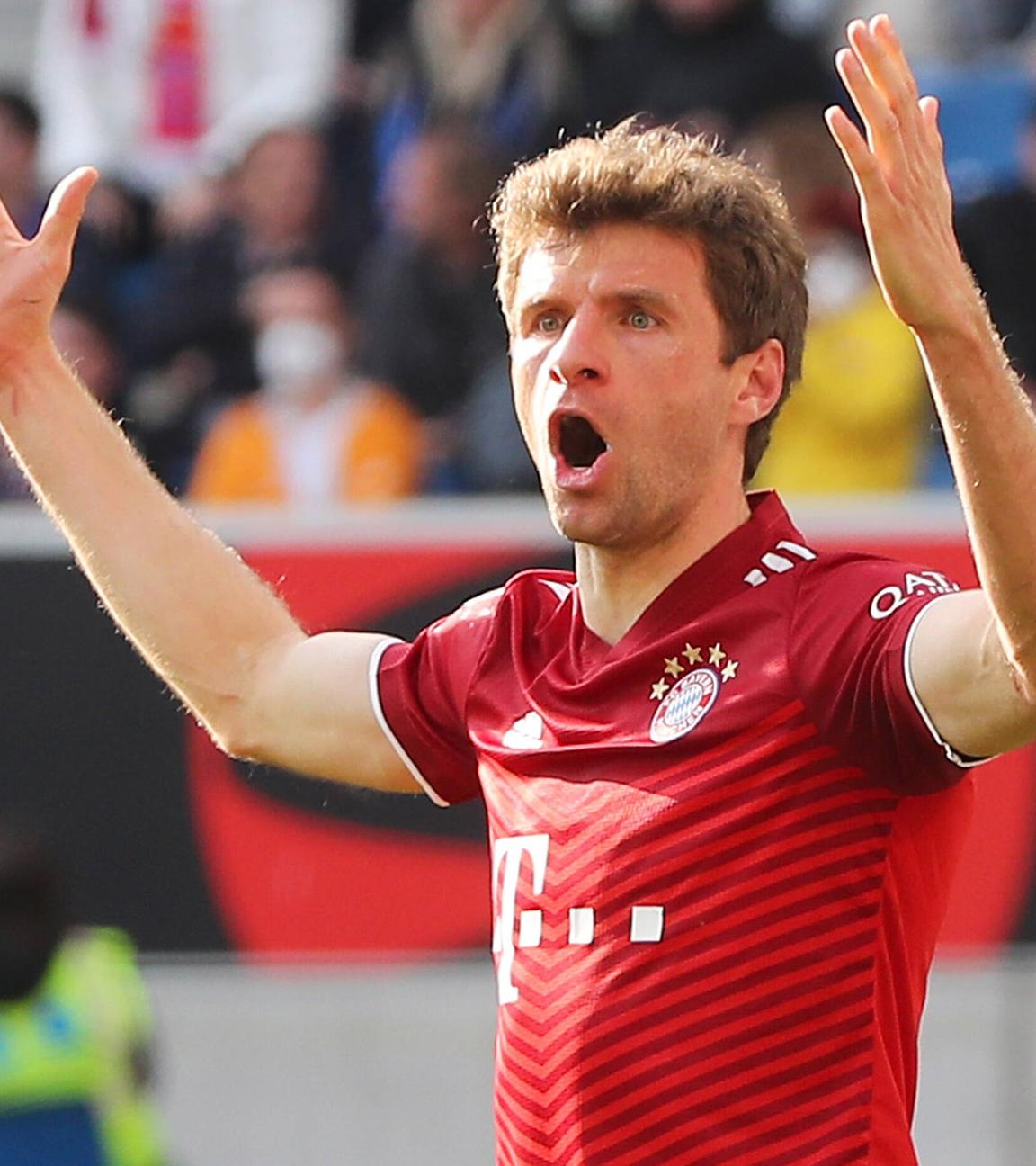 FC Bayern München gegen TSG 1899 Hoffenheim 12.03.2022, Thomas Müller gibt Anweisungen, gestikuliert, mit den Armen