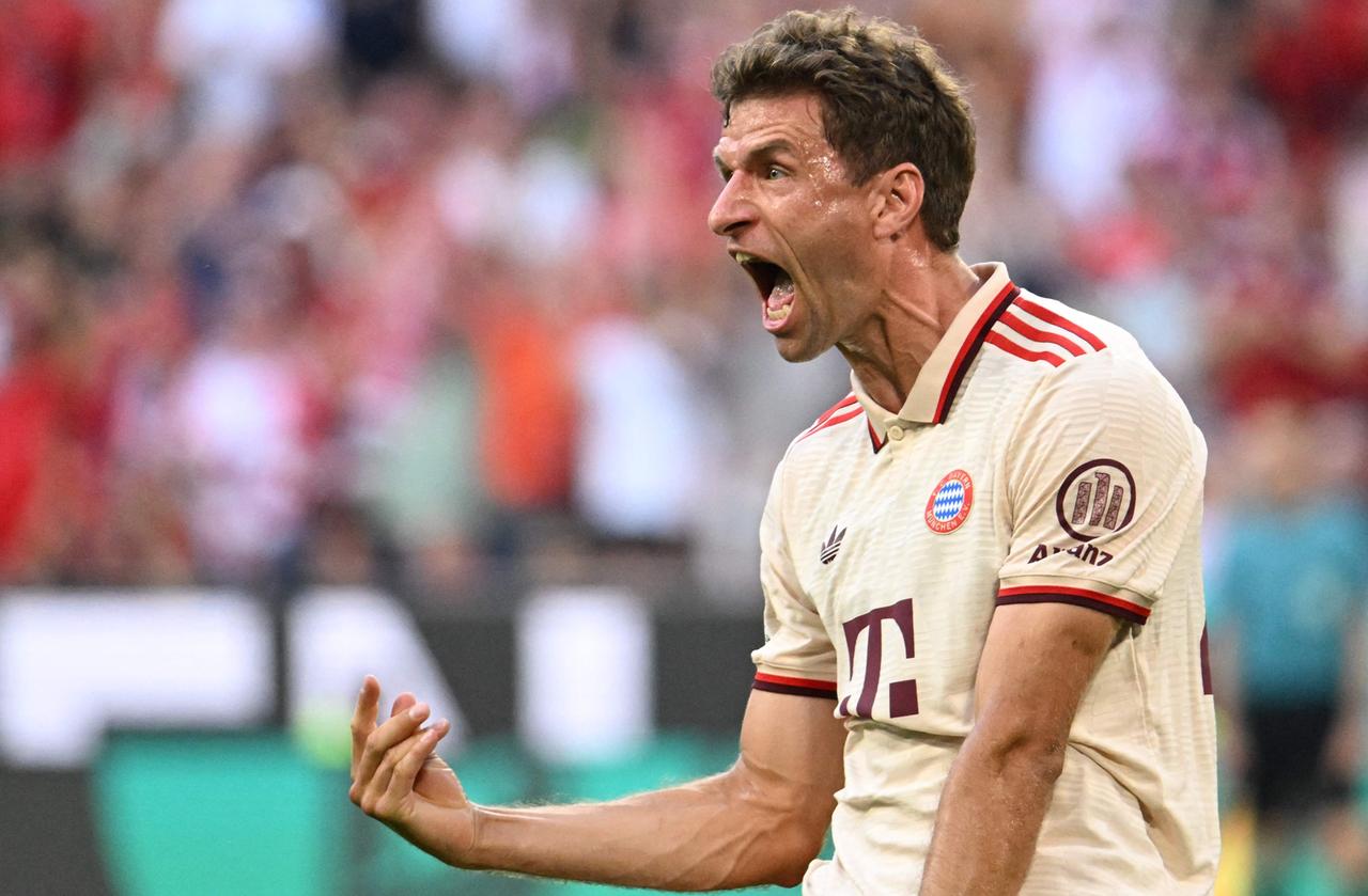 Bayern Münchens Thomas Müller feiert den zweiten Treffer seiner Mannschaft.