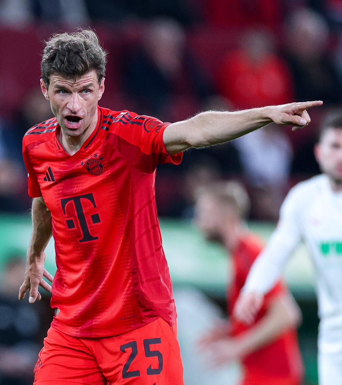 FC Augsburg - FC Bayern München: Thomas Müller gestikuliert