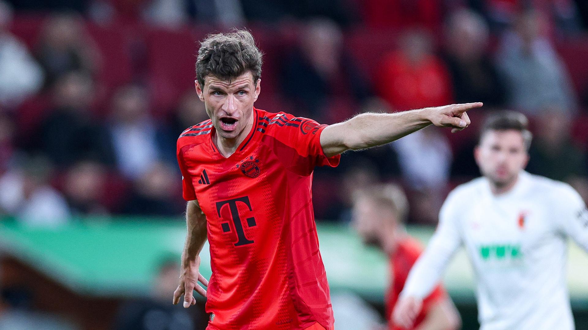 FC Augsburg - FC Bayern München: Thomas Müller gestikuliert