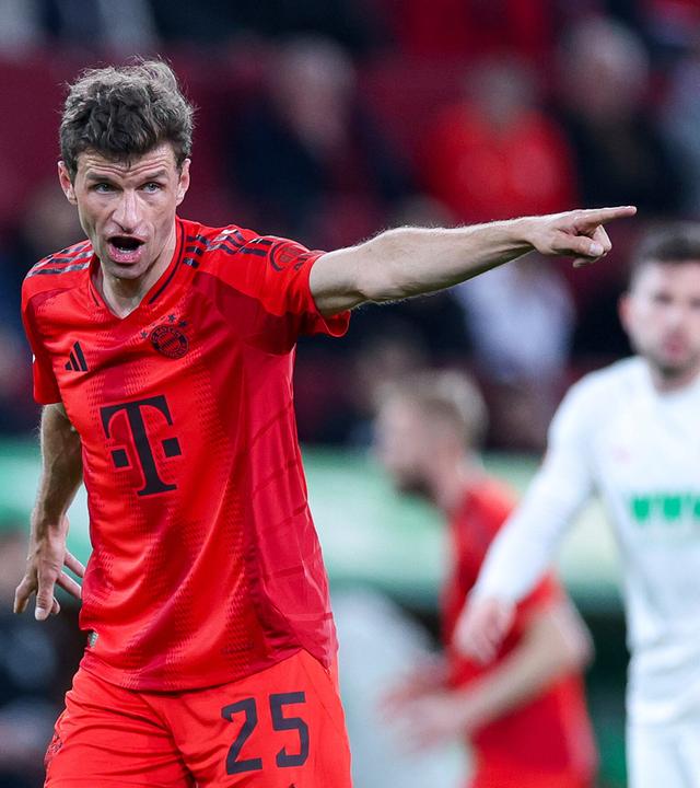 FC Augsburg - FC Bayern München: Thomas Müller gestikuliert