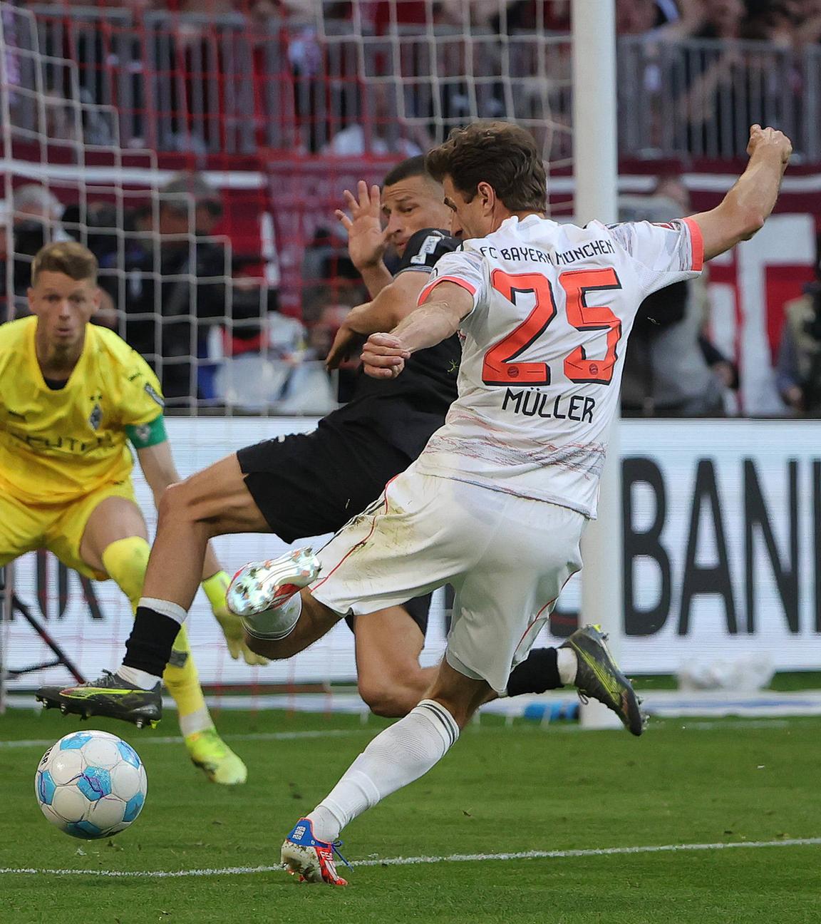 Münchens Thomas Müller schießt aufs Tor beim Spiel gegen Gladbach am 11.05.2025.