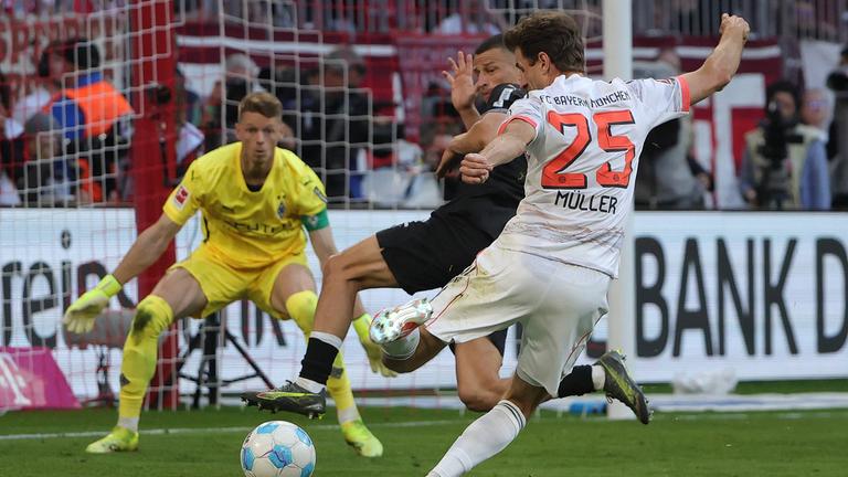 Münchens Thomas Müller schießt aufs Tor beim Spiel gegen Gladbach am 11.05.2025.