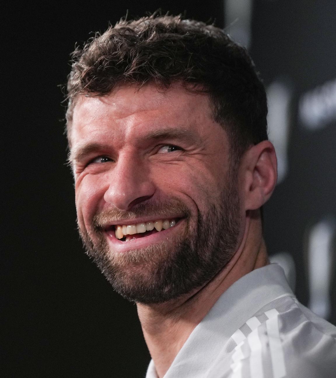 Fußballer Thomas Müller lacht