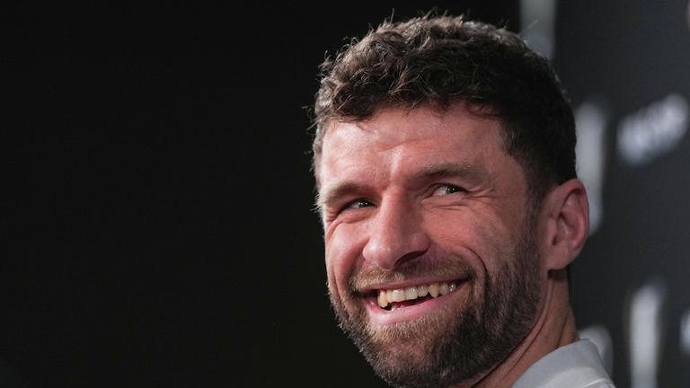 Fußballer Thomas Müller lacht
