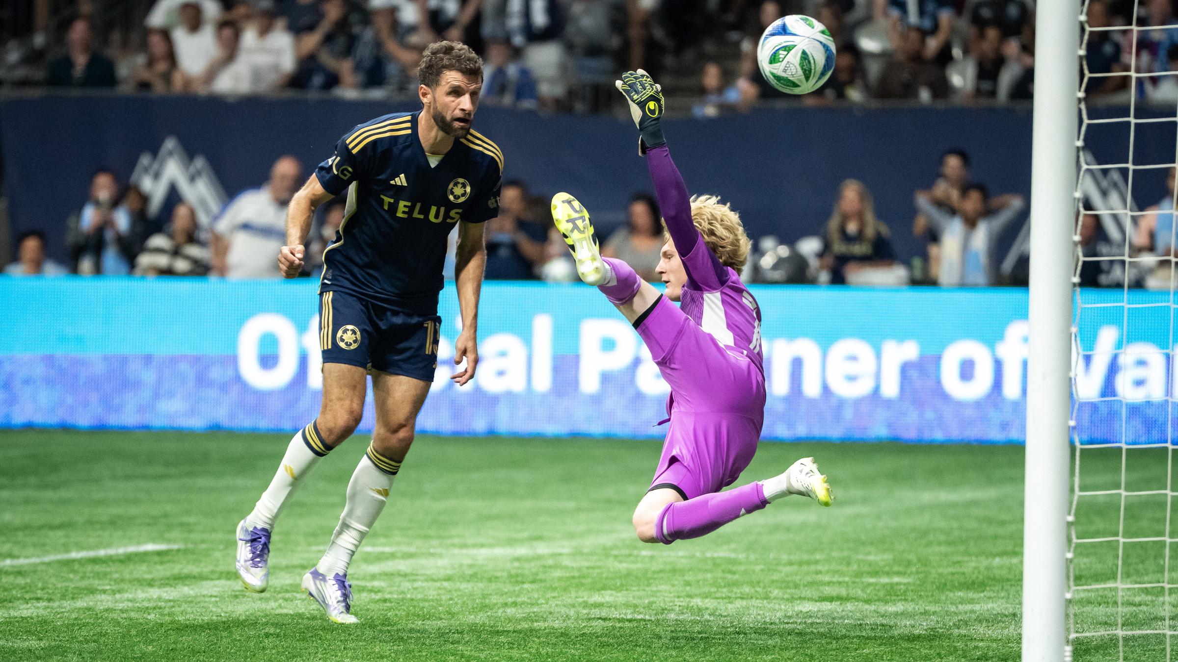 Thomas Müller erzielt im Spiel gegen Philadelphia Union ein Tor. Rechts Torhüter Andrew Rick.