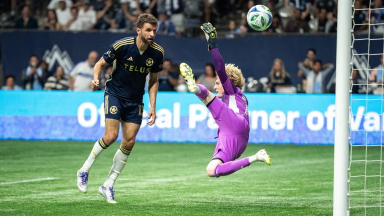 Thomas Müller erzielt im Spiel gegen Philadelphia Union ein Tor. Rechts Torhüter Andrew Rick.
