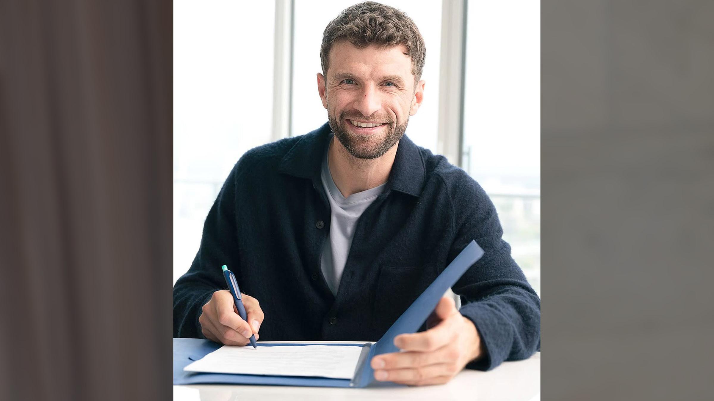 Auf Instagram verspricht der Fußballer den Fans große Neuigkeiten. Dabei sieht man ihn mit Stift in der Hand vor einer Mappe sitzen. Was er unterzeichnet, bleibt sein Geheimnis. (10.10.2025)