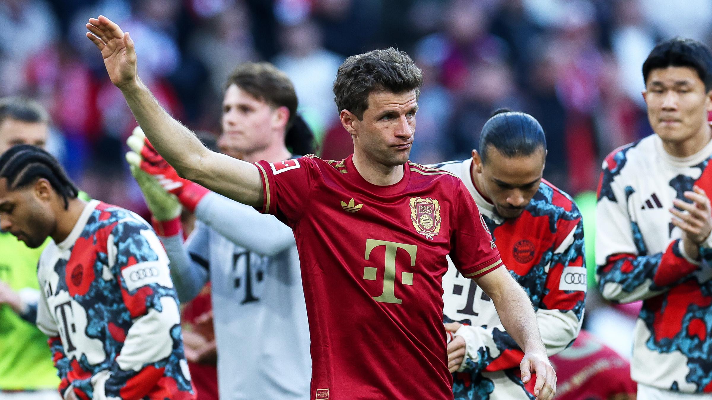 Thomas Müller hebt den Arm und blickt enttäuscht