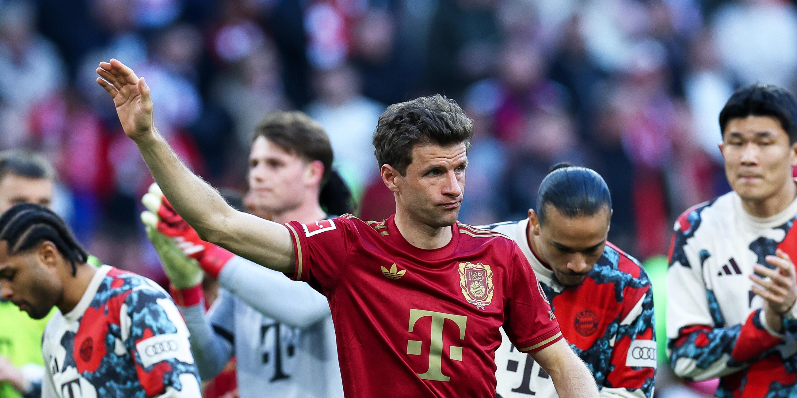 Thomas Müller hebt den Arm und blickt enttäuscht