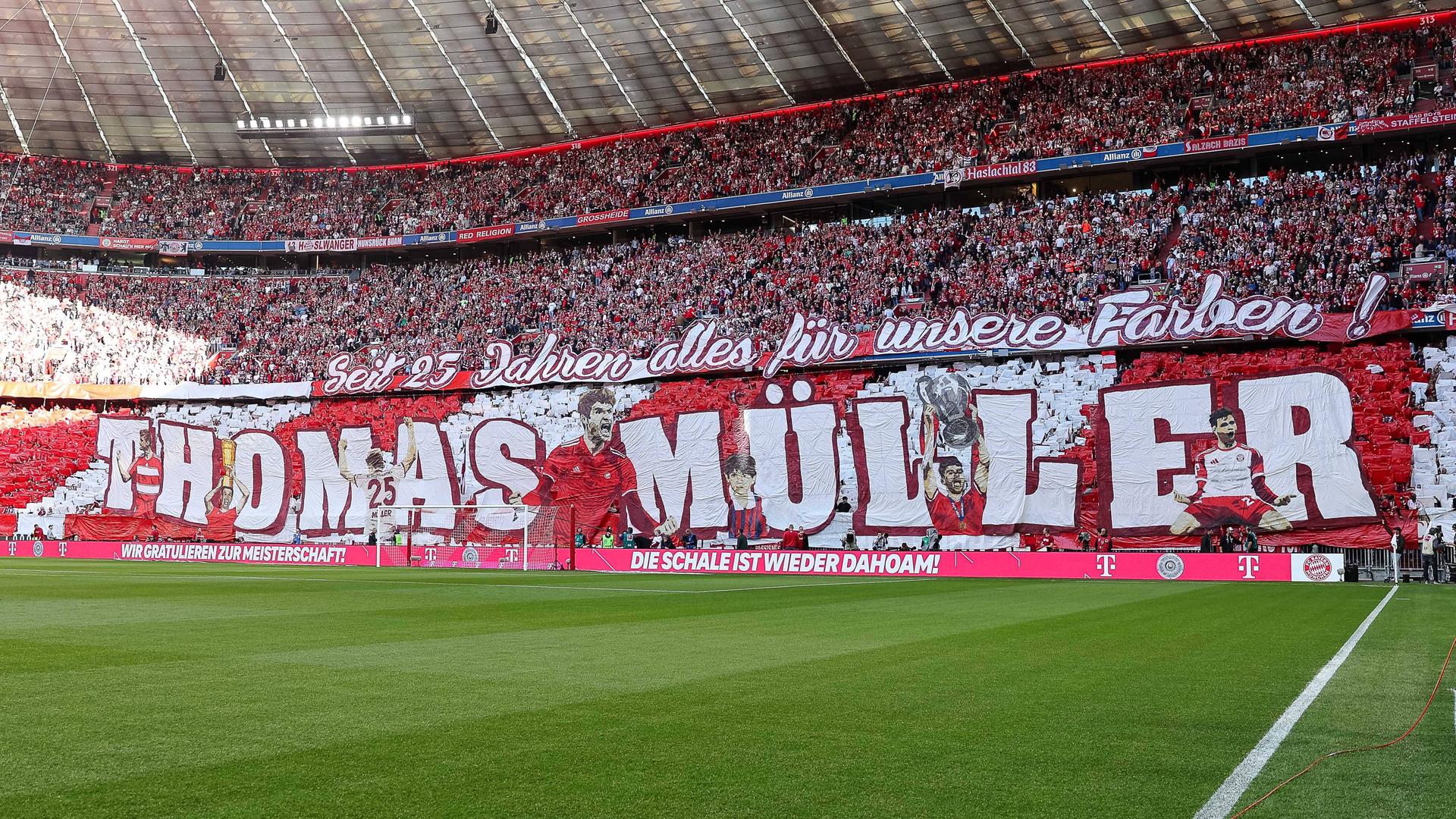 Fans zeigen eine Choreo zum Abschied von Thomas Müller.