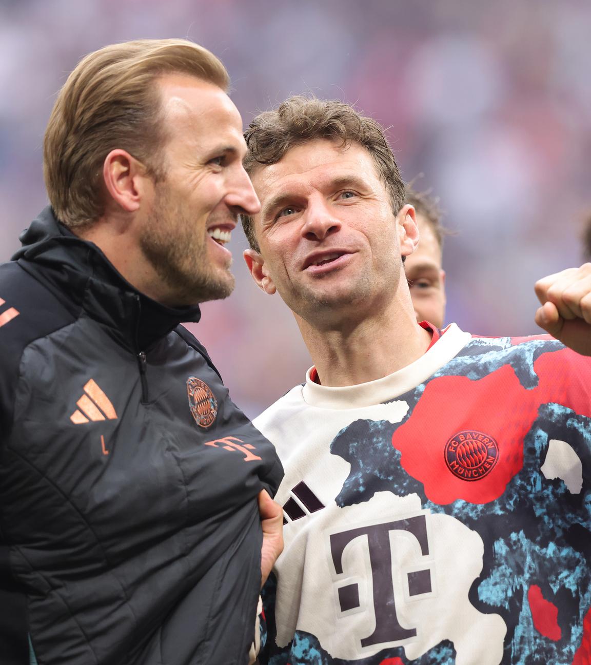 Thomas Müller vom FC Bayern München (R) im Gespräch mit Harry Kane vom FC Bayern München.