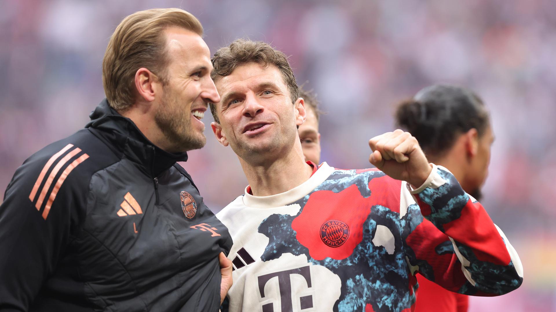Thomas Müller vom FC Bayern München (R) im Gespräch mit Harry Kane vom FC Bayern München.