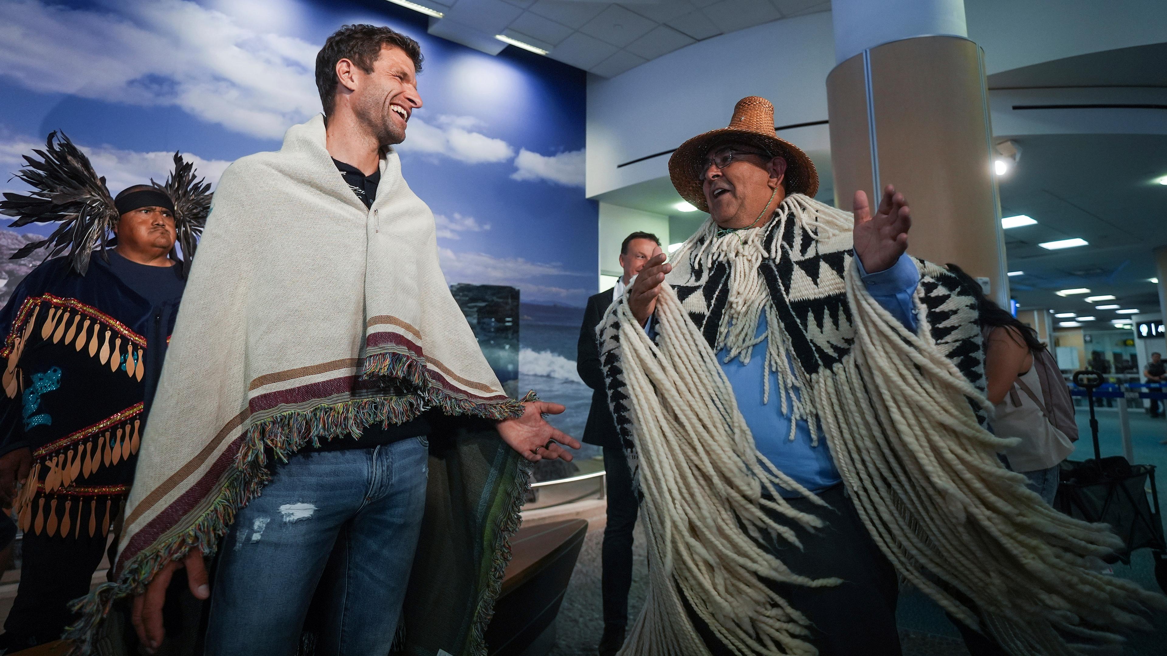 Der neue Spieler der Vancouver Whitecaps, Thomas Müller, wird vom Häuptling der Musqueam First Nation, Wayne Sparrow (r), begrüßt, nachdem er von Mitgliedern der First Nation bei seiner Ankunft aus Deutschland am Vancouver International Airport in eine Decke eingewickelt wurde. 