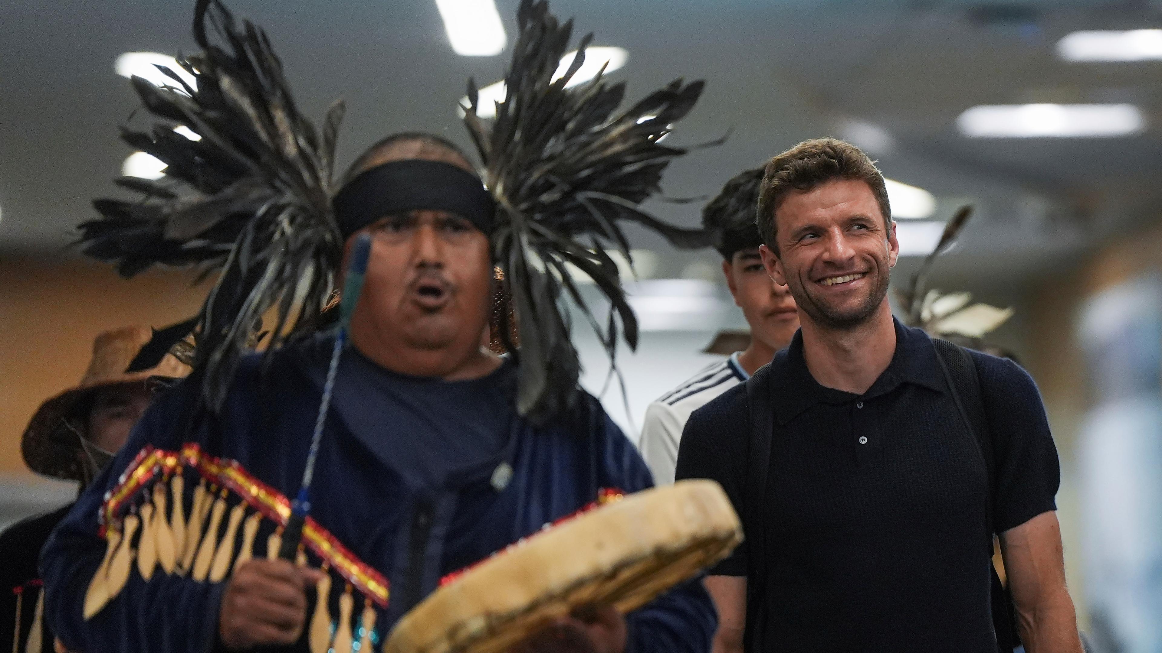 Thomas Müller neben Mitgliedern der Musqueam First Nation