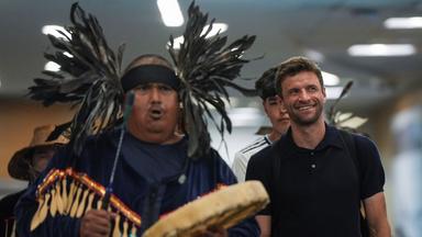 Thomas Müller neben Mitgliedern der Musqueam First Nation