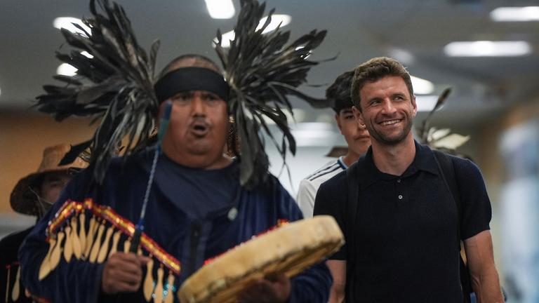 Thomas Müller neben Mitgliedern der Musqueam First Nation
