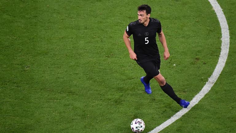 Mats Hummels verarbeitet den Ball.