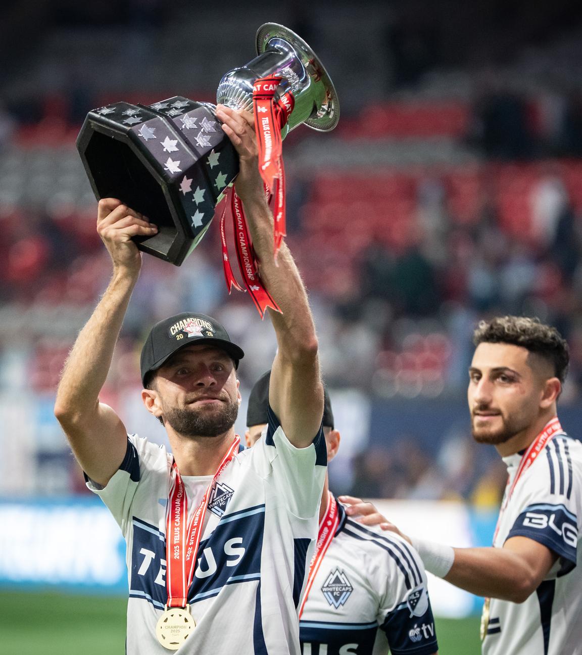 Thomas Müller von den Vancouver Whitecaps hebt den Voyageurs Cup nach dem Sieg gegen den FC Vancouver im Finale der kanadischen Meisterschaft in Vancouver.