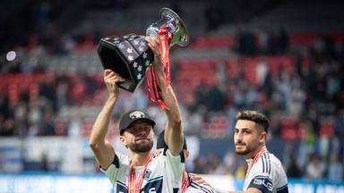 Thomas Müller von den Vancouver Whitecaps hebt den Voyageurs Cup nach dem Sieg gegen den FC Vancouver im Finale der kanadischen Meisterschaft in Vancouver.