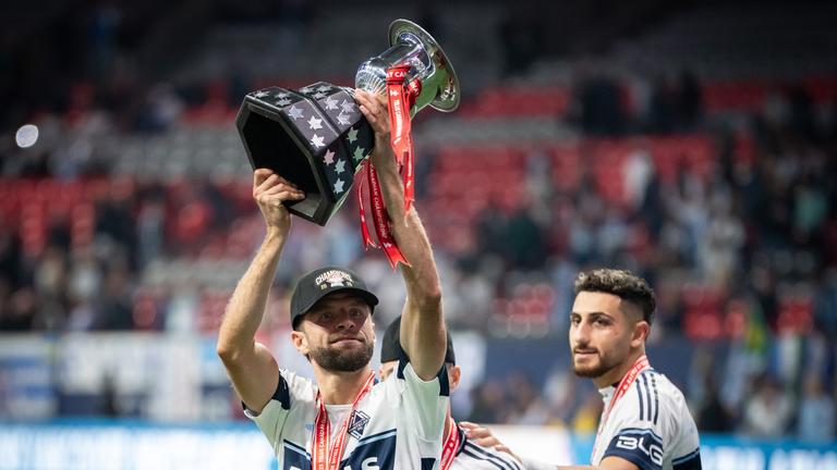 Thomas Müller von den Vancouver Whitecaps hebt den Voyageurs Cup nach dem Sieg gegen den FC Vancouver im Finale der kanadischen Meisterschaft in Vancouver.