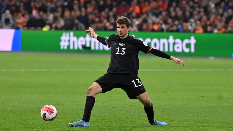 Thomas Müller blickt konzentriert dem Ball entgegen.