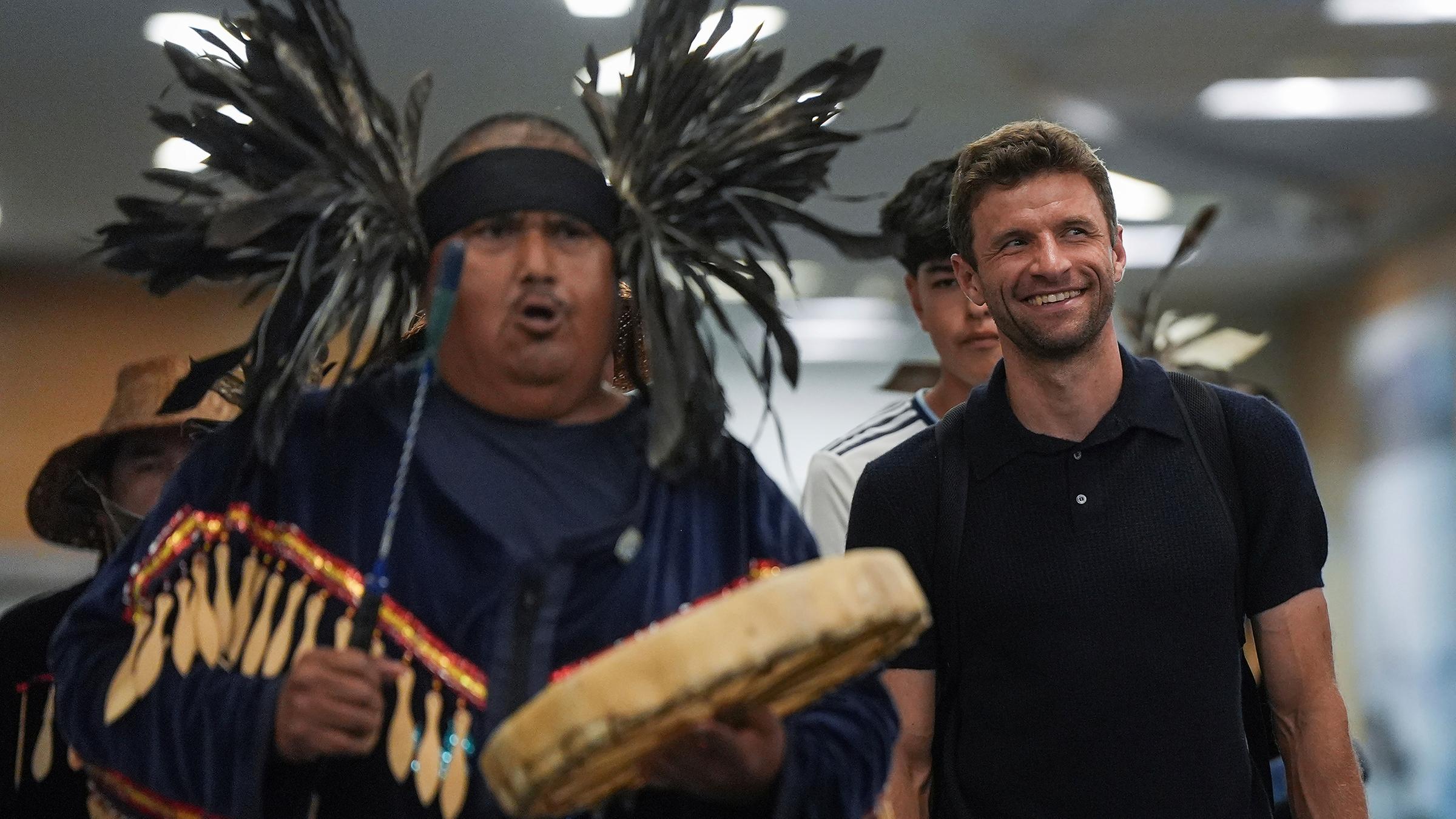 "We have Thomas Müller": Der ehemalige Bayern-Profi wurde in Kanada begeistert empfangen, unter anderem von Ureinwohnern - Große Freude über seinen Wechsel zu den Whitecaps. (14.08.2025)