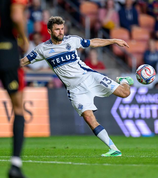 USA, Sandy: MLS, Vancouver - Real Salt Lake. Thomas Müller (13), Mittelfeldspieler der Vancouver Whitecaps, schießt ein Tor während eines MLS-Fußballspiels gegen Real Salt Lake.