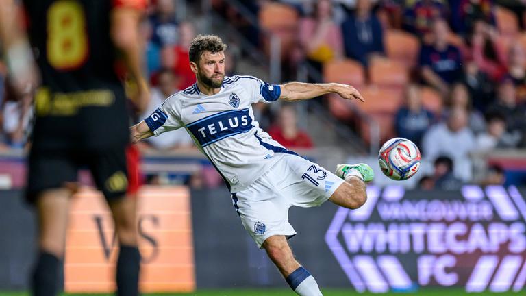 USA, Sandy: MLS, Vancouver - Real Salt Lake. Thomas Müller (13), Mittelfeldspieler der Vancouver Whitecaps, schießt ein Tor während eines MLS-Fußballspiels gegen Real Salt Lake.