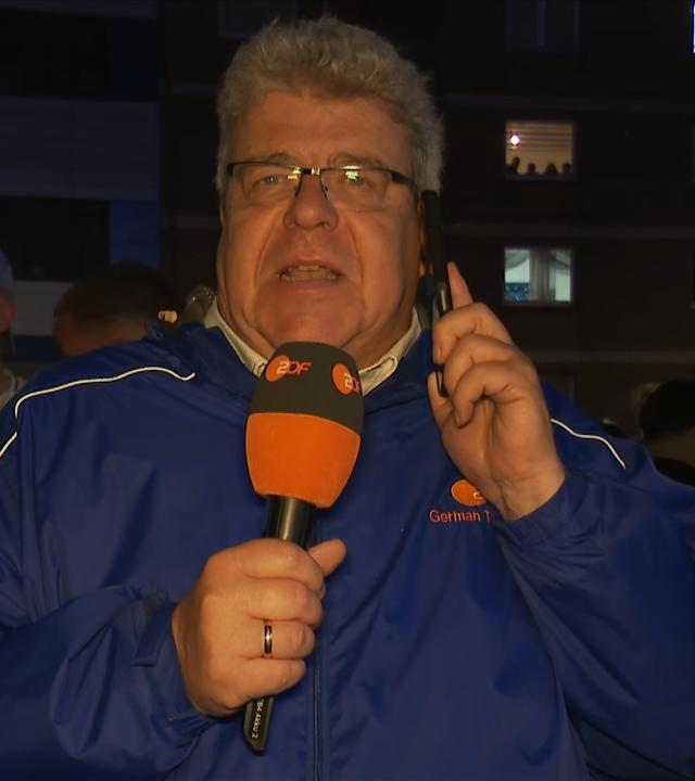 Der ZDF Fernsehjournalist Thomas Münten berichtet live vom Clubheim