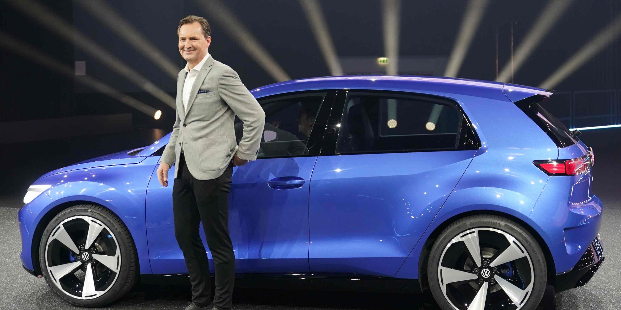 VW-Markenchef Thomas Schäfer vor der Elektro-Kleinwagen-Studie ID.2all.