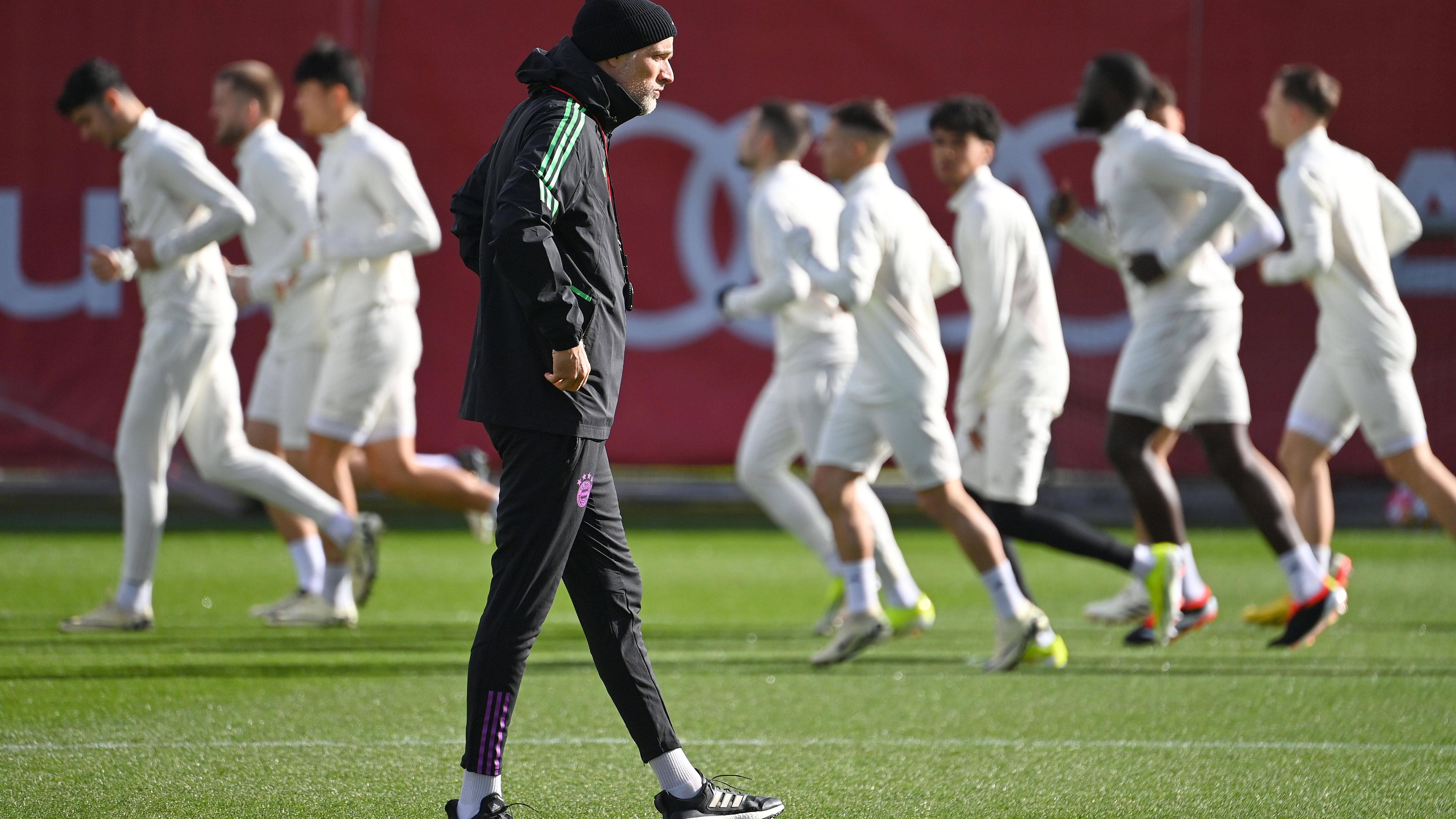 Das Bild zeigt FC-Bayern-Coach Thomas Tuchel bei einer Trainingseinheit.