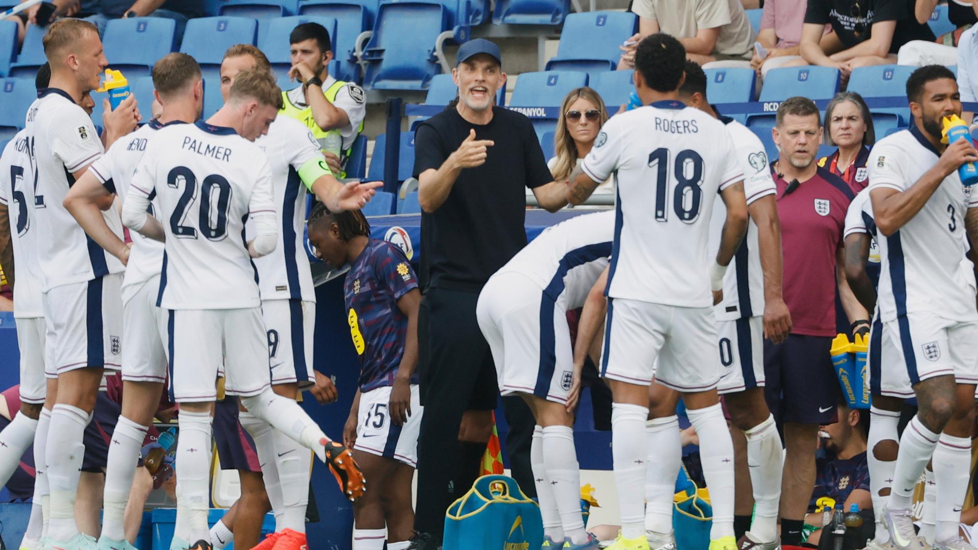 Englands Trainer Thomas Tuchel gibt der englische Mannschaft Anweisungen beim Spiel gegen Andorra am 07.06.2025.