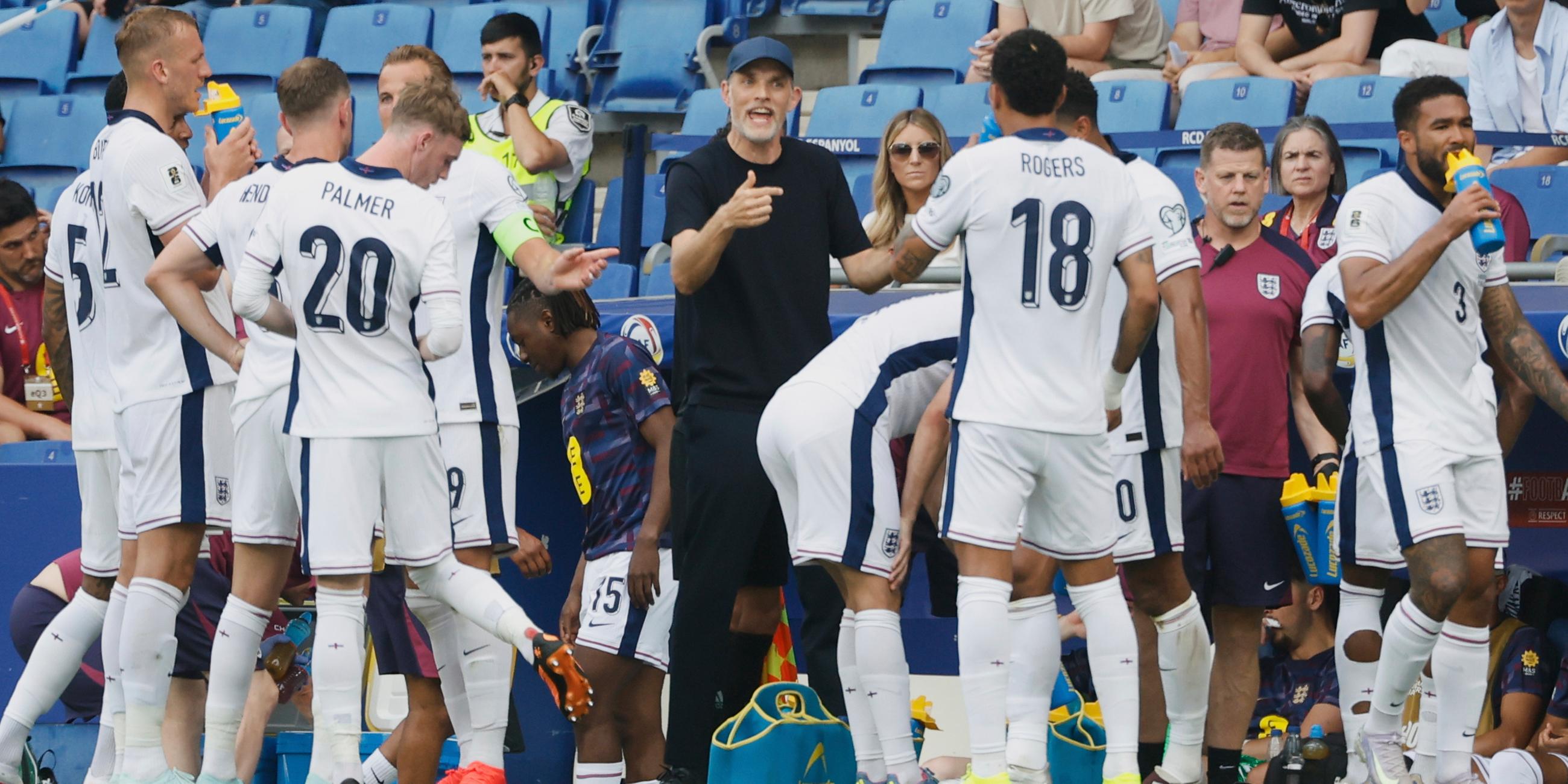 Englands Trainer Thomas Tuchel gibt der englische Mannschaft Anweisungen beim Spiel gegen Andorra am 07.06.2025.