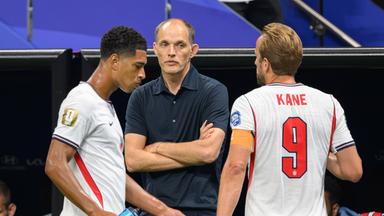 Englands Trainer Thomas Tuchel blickt auf Harry Kane und Jude Bellingham am 01.07.2026 in Atlanta.