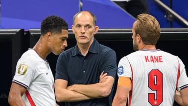 Englands Trainer Thomas Tuchel blickt auf Harry Kane und Jude Bellingham am 01.07.2026 in Atlanta.