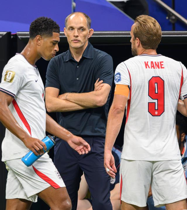 Englands Trainer Thomas Tuchel blickt auf Harry Kane und Jude Bellingham am 01.07.2026 in Atlanta.