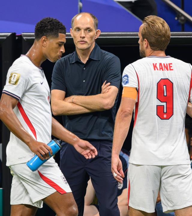 Englands Trainer Thomas Tuchel blickt auf Harry Kane und Jude Bellingham am 01.07.2026 in Atlanta.