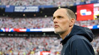 Fußballtrainer Thomas Tuchel blickt während eines Spiels der Weltmeisterschaft im Stadion nach oben.