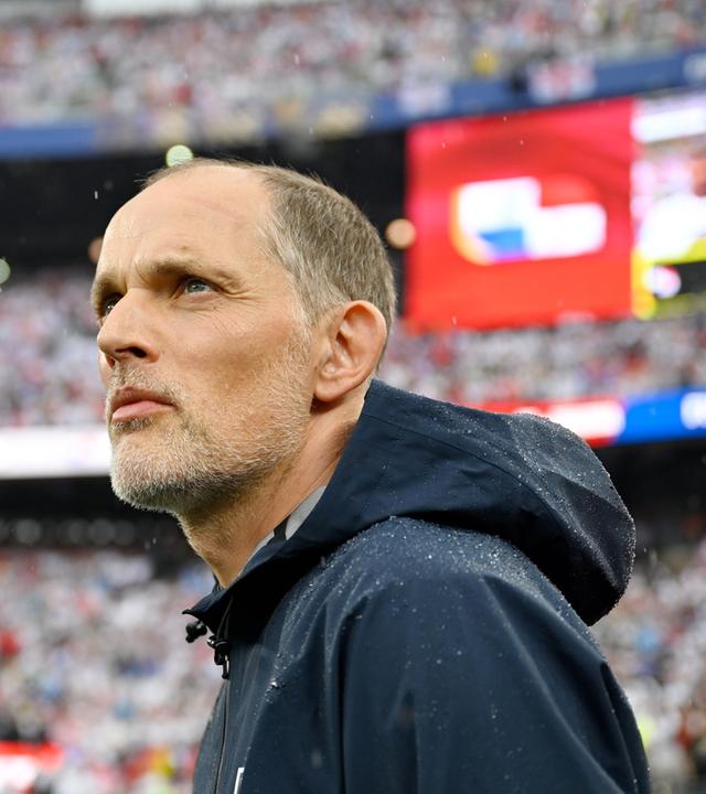 Fußballtrainer Thomas Tuchel blickt während eines Spiels der Weltmeisterschaft im Stadion nach oben.