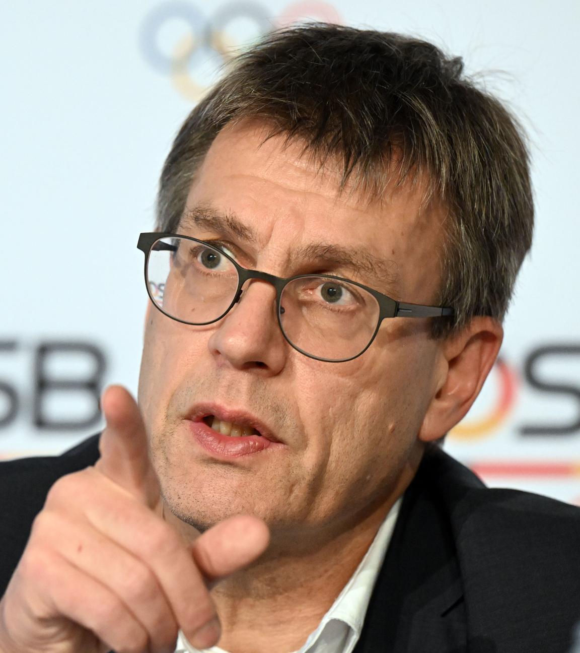 DOSB-Präsident Thomas Weikert beantwortet Fragen von Journalisten in Baden-Baden.