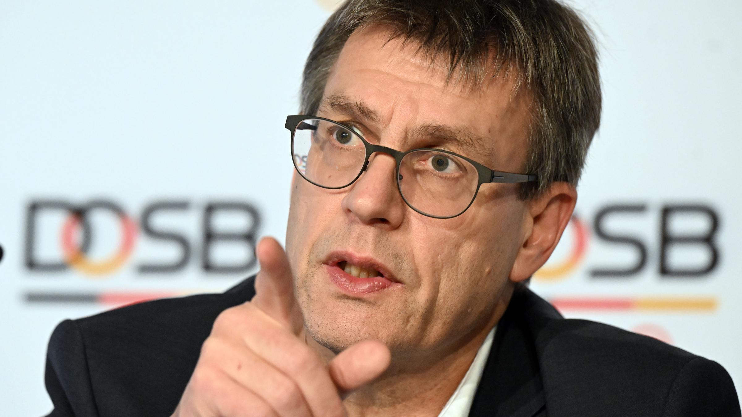 DOSB-Präsident Thomas Weikert beantwortet Fragen von Journalisten in Baden-Baden.