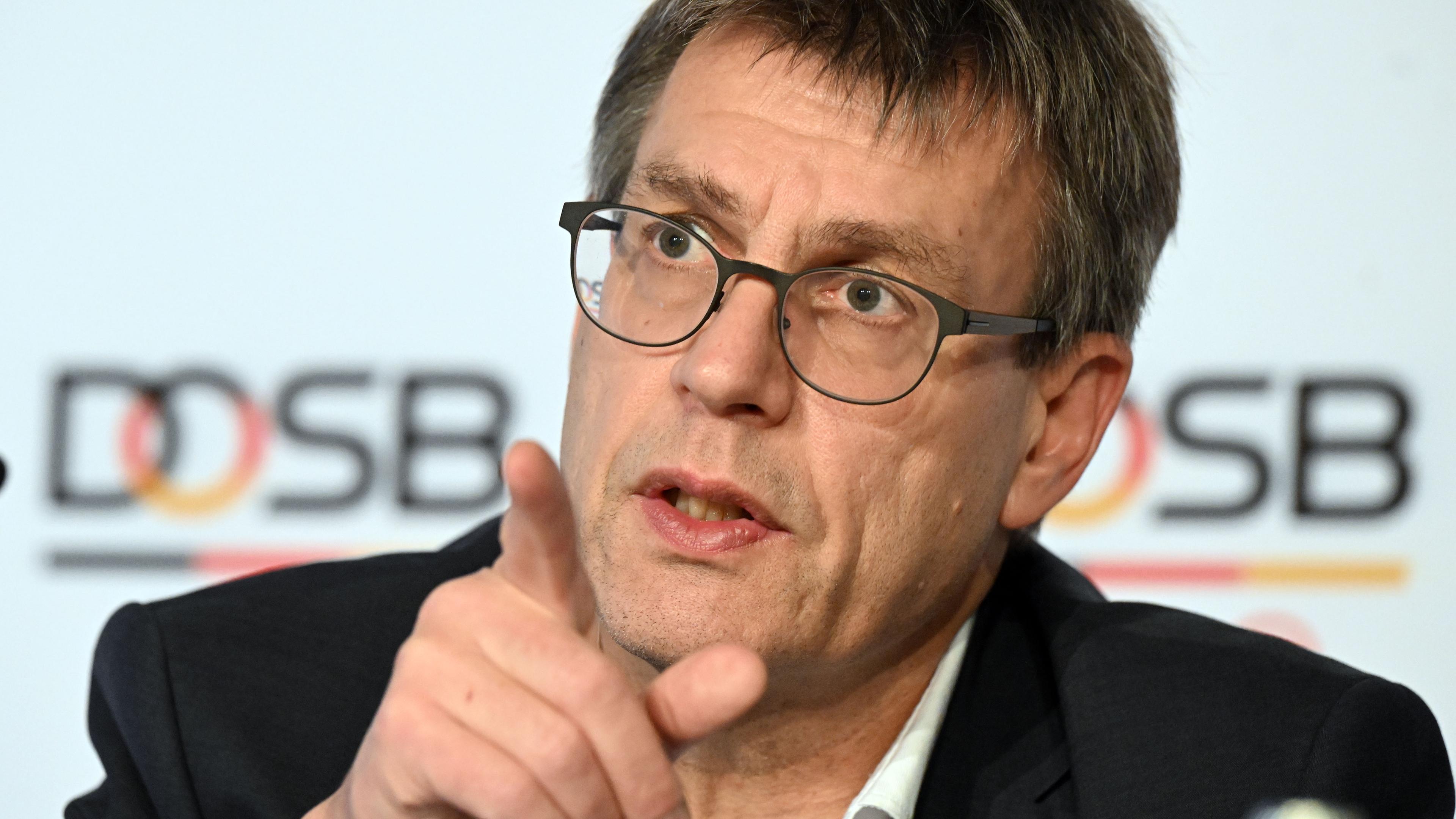 DOSB-Präsident Thomas Weikert beantwortet Fragen von Journalisten in Baden-Baden.