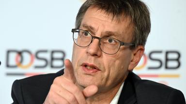 DOSB-Präsident Thomas Weikert beantwortet Fragen von Journalisten in Baden-Baden.