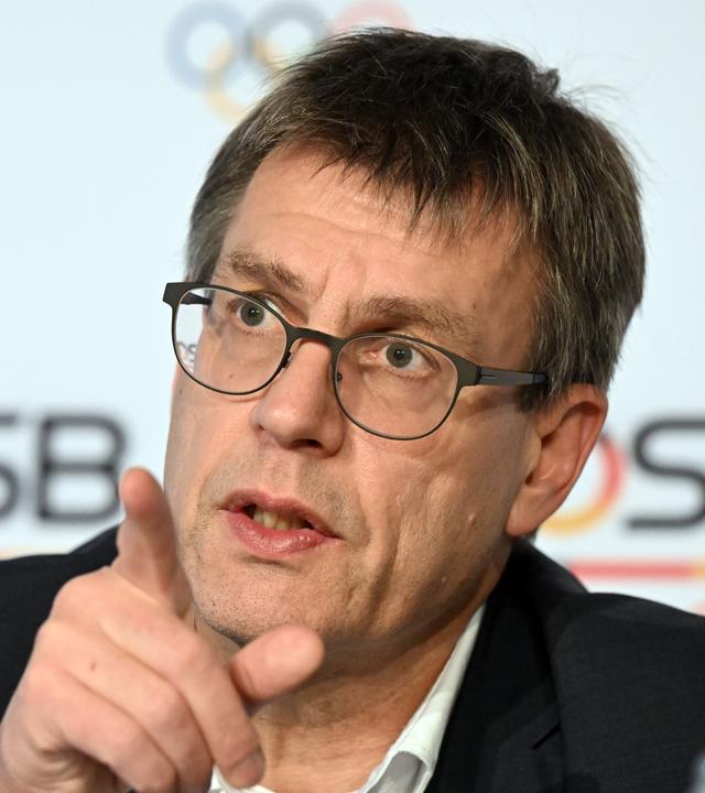 DOSB-Präsident Thomas Weikert beantwortet Fragen von Journalisten in Baden-Baden.