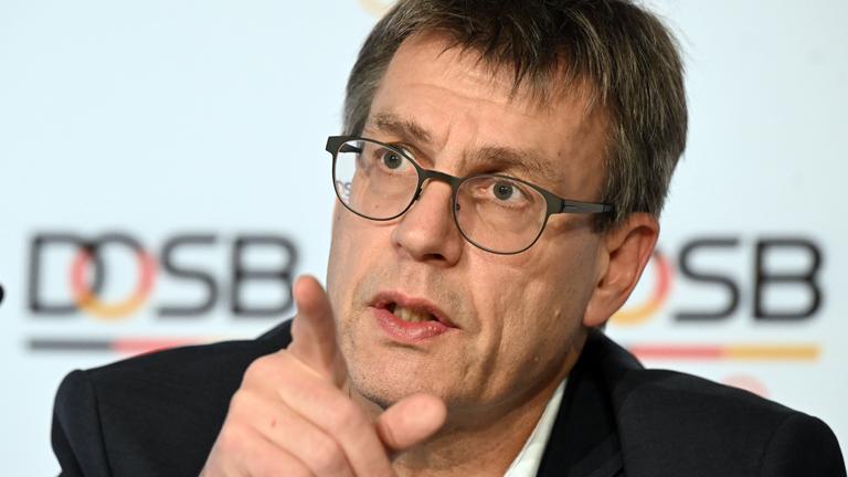 DOSB-Präsident Thomas Weikert beantwortet Fragen von Journalisten in Baden-Baden.