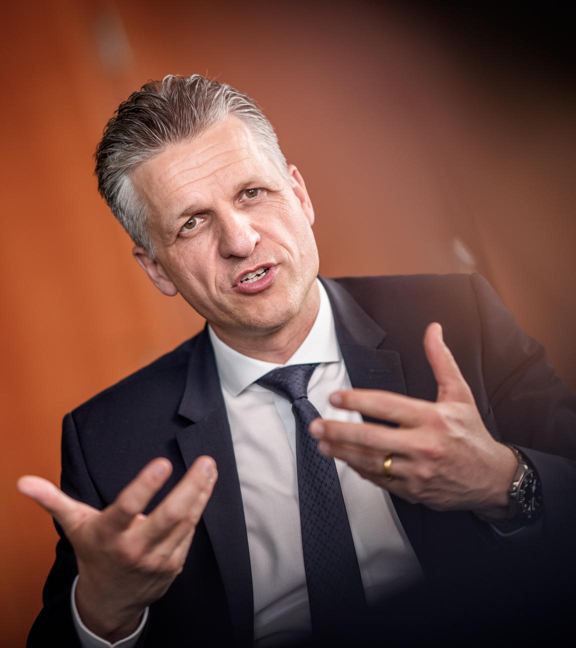 Thorsten Frei (CDU), Chef des Bundeskanzleramts und Bundesminister für besondere Aufgaben, aufgenommen bei einem Interview mit der Deutschen Presse-Agentur in seinem Büro im Kanzleramt.