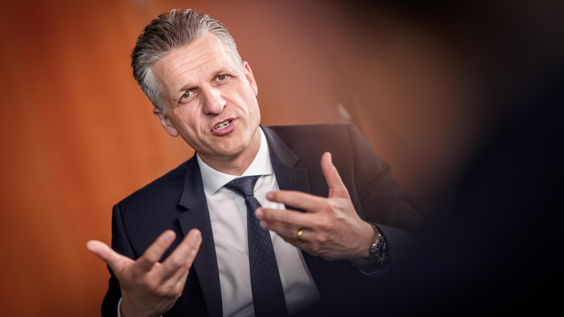 Thorsten Frei (CDU), Chef des Bundeskanzleramts und Bundesminister für besondere Aufgaben, aufgenommen bei einem Interview mit der Deutschen Presse-Agentur in seinem Büro im Kanzleramt.